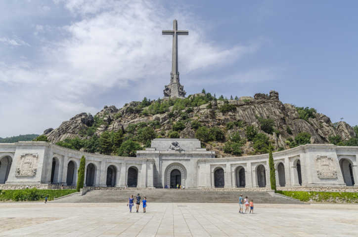 103 - Comunidad de Madrid - San Lorenzo del Escorial - Valle de Los Caidos - basilica y cruz